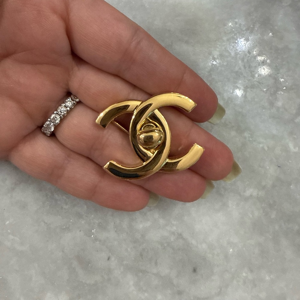 Chanel Turnlock Broach Vintage